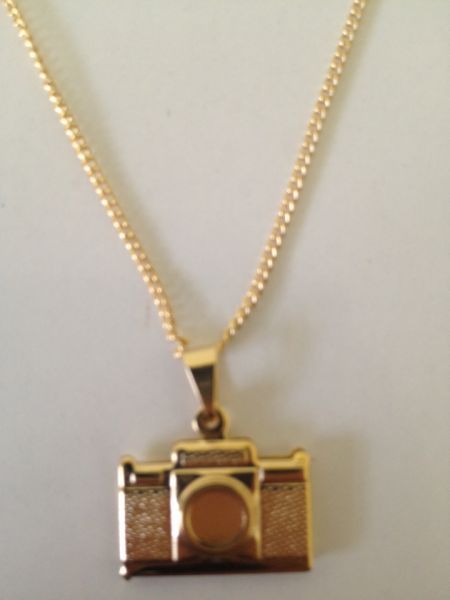 Colar dourado | Câmera